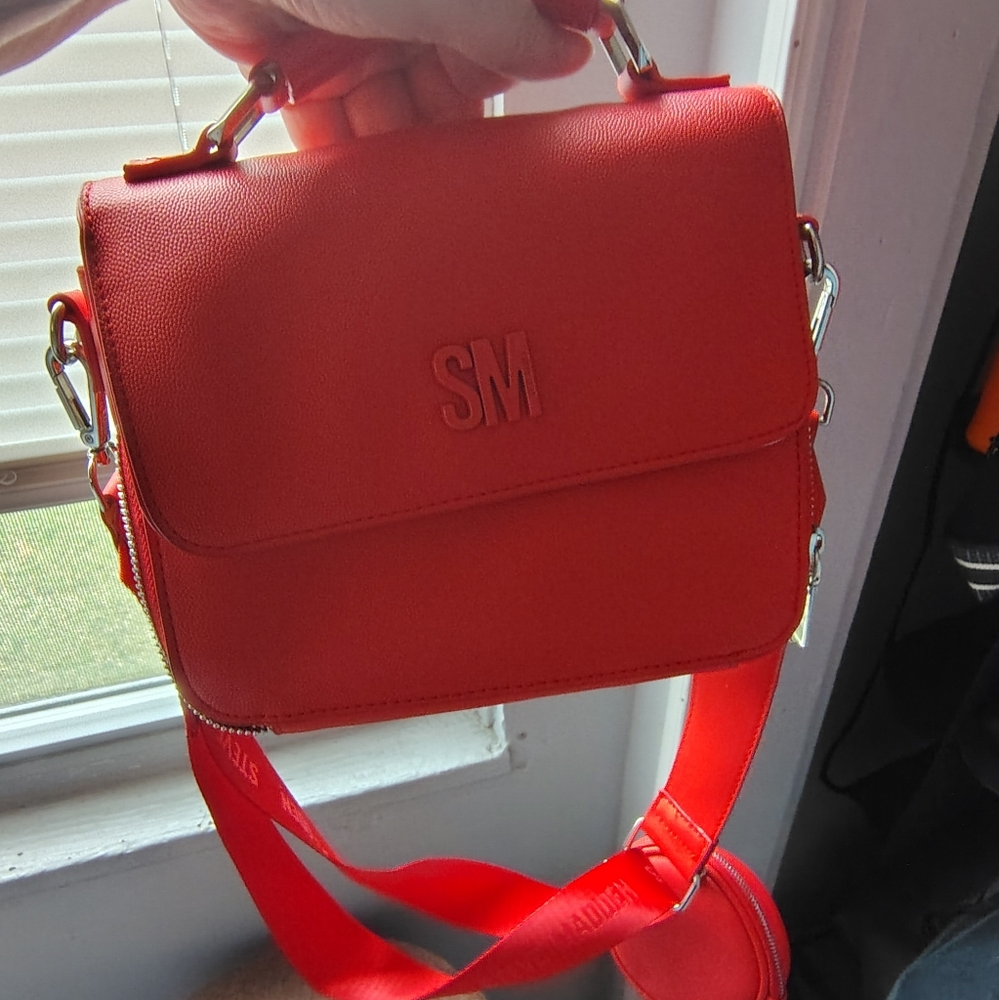 Vibrant Red Crossbody Bag with Minimalist Design
